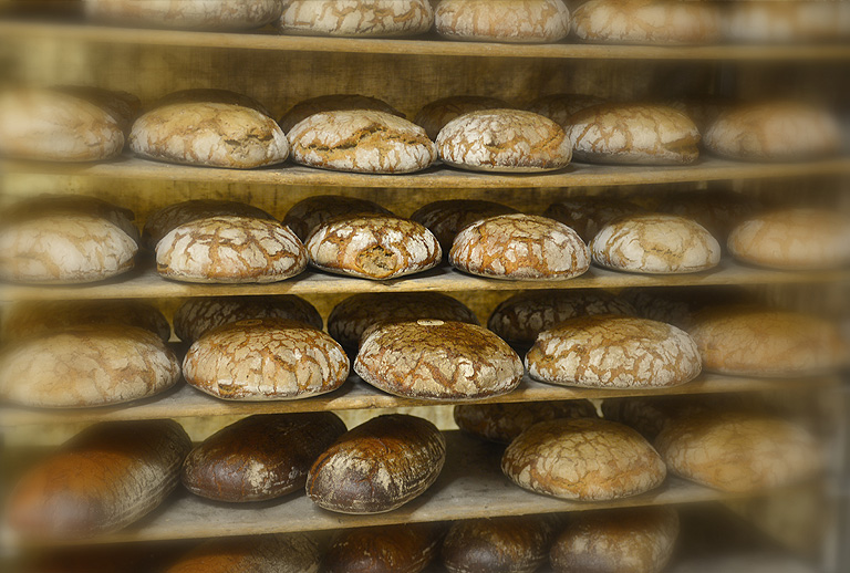 Das fertige Brot auf dem Wagen – Reichhardt Holzofenbäckerei